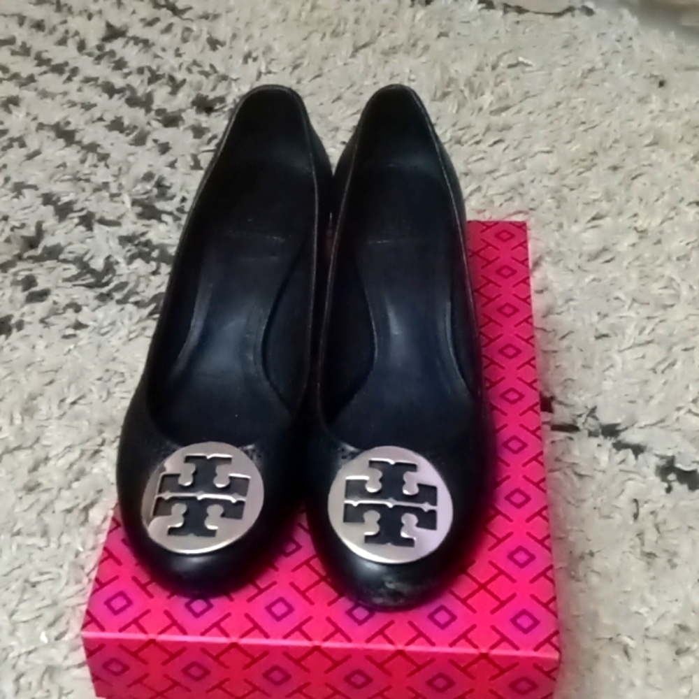 I m selling Tory Burch chunk heel shoes
